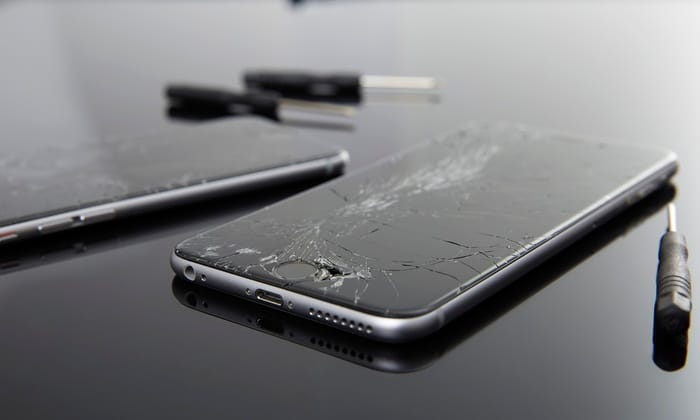 Smartphone à l’écran cassé prêt à être réparé
